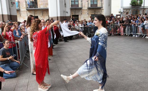 Por primera vez en 513 años una mujer encabeza la eskudantza de santaneros de Ordizia