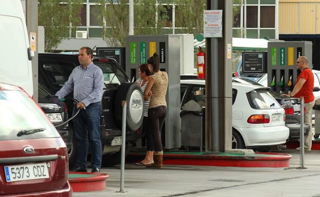El Gobierno francés se plantea elevar el descuento de la gasolina de 18 a 30 céntimos
