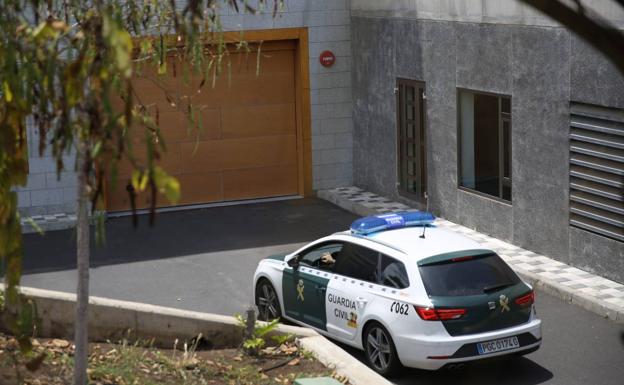 Dos guipuzcoanos, entre los trece jóvenes detenidos por allanar casas vacías en Castiello de Jaca «para hacer botellón» e incendiar una de ellas