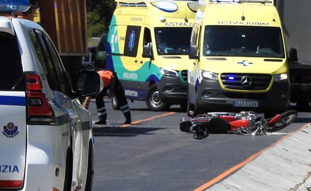 Muere un motorista al chocar contra un camión en Amorebieta