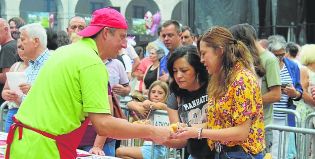 Santio Eguneko txekor banaketan 5.450 euro bildu ditu Misio Taldeak