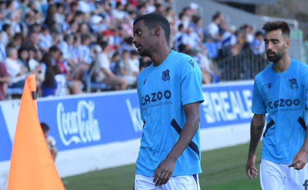 Alexander Isak descansa por precaución