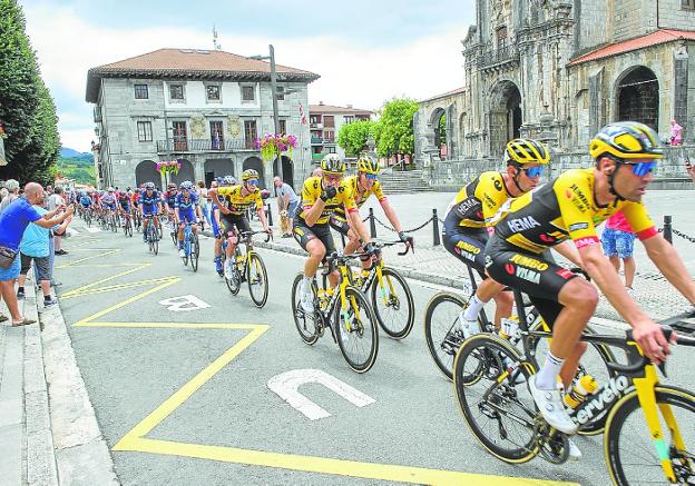 La afición ciclista disfrutó con el paso de la Clásica por la localidad