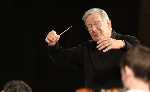 John Elliot Gardiner will be in Donostia on Tuesday.  The photo was taken in Granada, twenty days ago. 