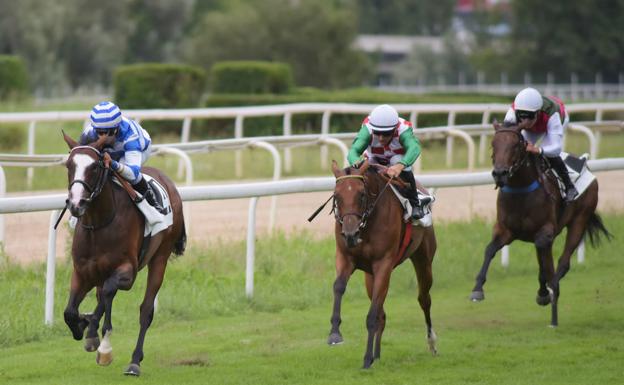 Julia Zambudio coloca la corona a 'Lady Moon'