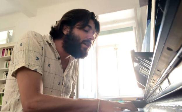 Salvador Sobral enamora a sus fans con su versión del 'Txoria txori' de Laboa