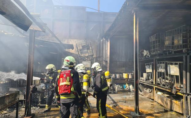 Un incendio obliga a desalojar una empresa de Aretxabaleta