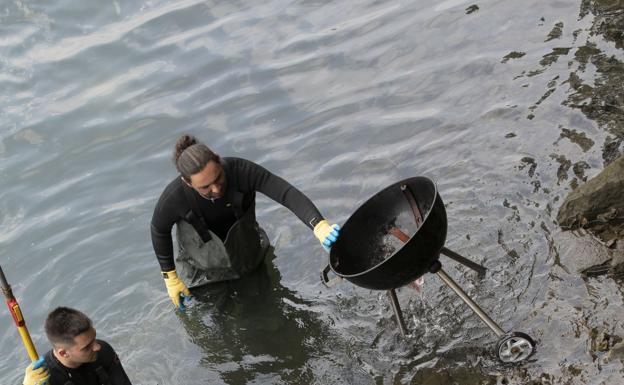 Eguzki denuncia la muerte de peces en el río Deba por la extinción de un incendio en una empresa de Aretxabaleta