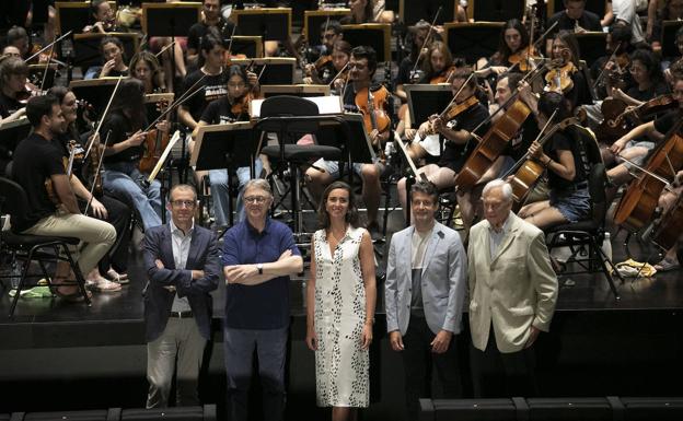 Organizers of the event with the members of the orchestra behind. 