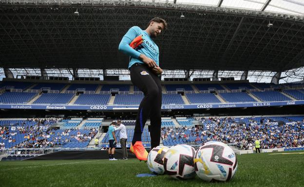 Álex Remiro, baja por molestias en una rodilla