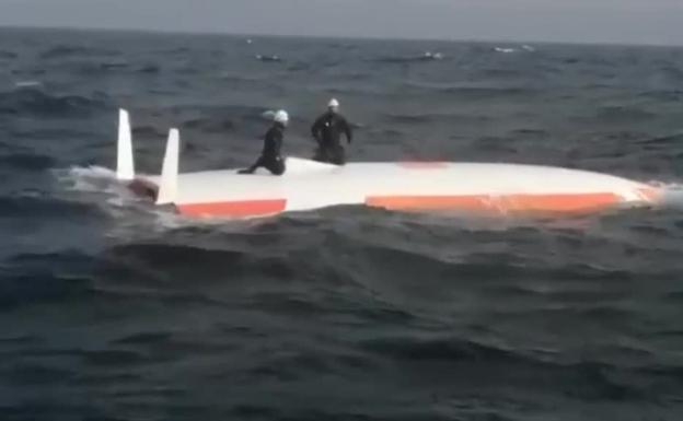 Un navegante francés sobrevive 16 horas bajo su velero volcado