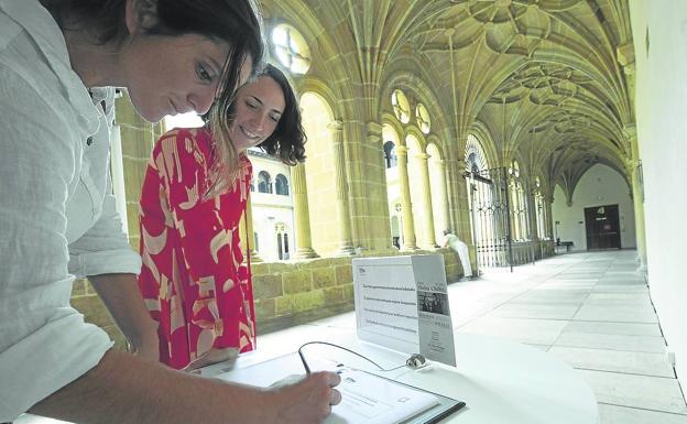 Elogios al comisario de la muestra, lamentos por la prohibición de fotos
