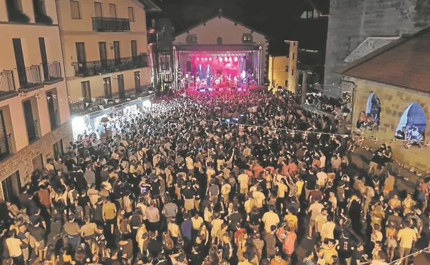 Jendetza eta giro bikaina festetan