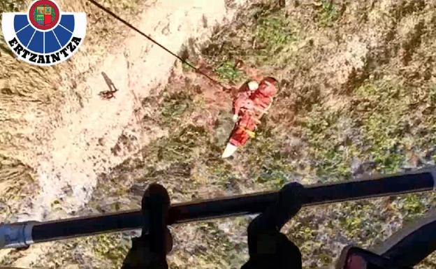 Evacuado un hombre de 70 años tras sufrir un accidente en un monte de Arrasate