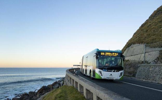 Suspenden un Lurraldebus nocturno en Aia después de que varios jóvenes lanzaran objetos al vehículo y a la Ertzaintza