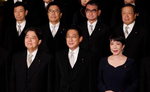 The Japanese Prime Minister, Fumio Kishida (in the front row, in the center), presented his new Cabinet this Wednesday at his official residence in Tokyo