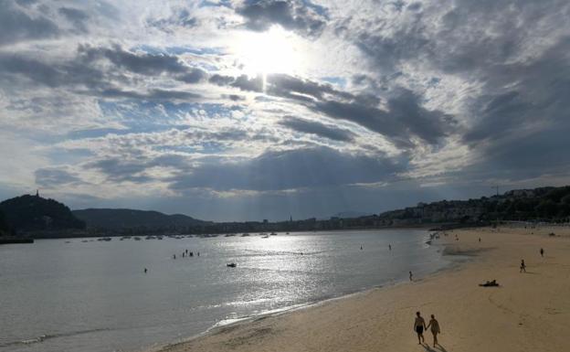 La temperatura del mar alcanza los 25º en Donostia, la más alta del verano