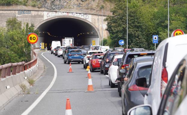 Finalizadas las retenciones tras el accidente sin heridos registrado en la variante de Donostia