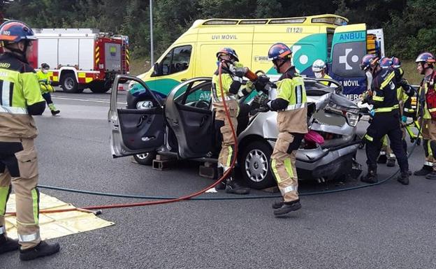 Los bomberos rescatan a una persona atrapada en su coche tras un accidente en el peaje de Oiartzun