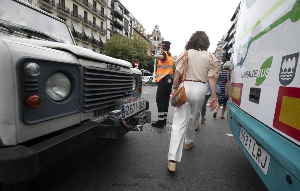 Agosto y hora punta, atasco asegurado en el centro de Donostia