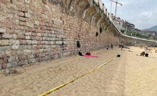 Se desprende una piedra bajo el tramo de barandilla de La Concha que falta por renovar