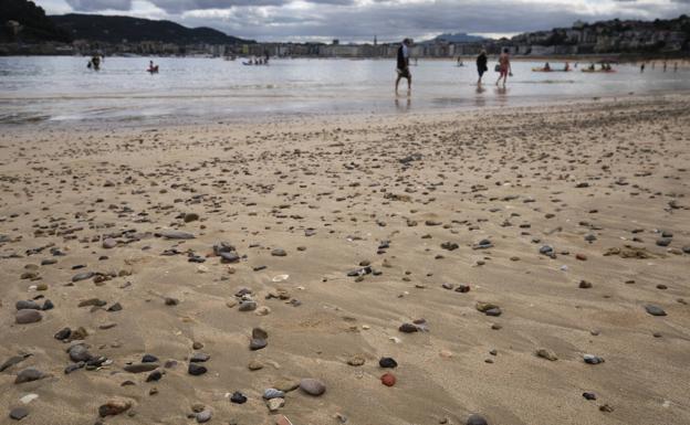Comienza la retirada de piedras en la playa de Ondarreta, la más tardía de los últimos años