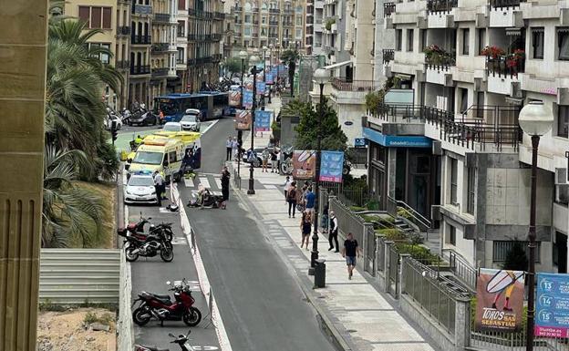 Un accidente entre una moto y una bici colapsa el centro de Donostia