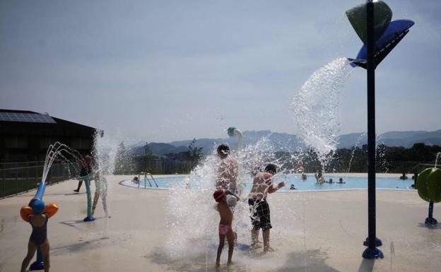 Las piscinas exteriores de Altza son las más usadas de la ciudad a un mes de su apertura