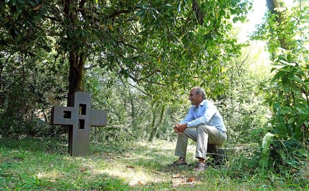 Luis Chillida, in front of his parents' tomb in Chillida Leku. 