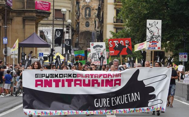 Antitaurinos se concentran contra las corridas de toros en las fiestas de Semana Grande