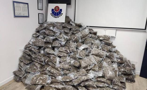 Incautados 700 kilos de marihuana abandonados junto a una carretera rural en Bizkaia