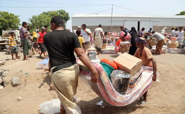 Many families have been forced to move due to the storm and receive tents and mattresses as help, in the province of Hodeida.