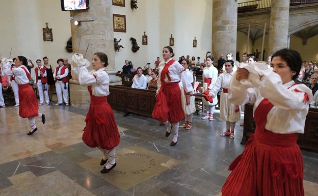 Tributo de espadas a la Virgen