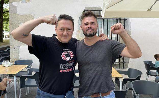 Gabriel Rufián entona el 'Sarri-Sarri' con Fermín Muguruza en Irun