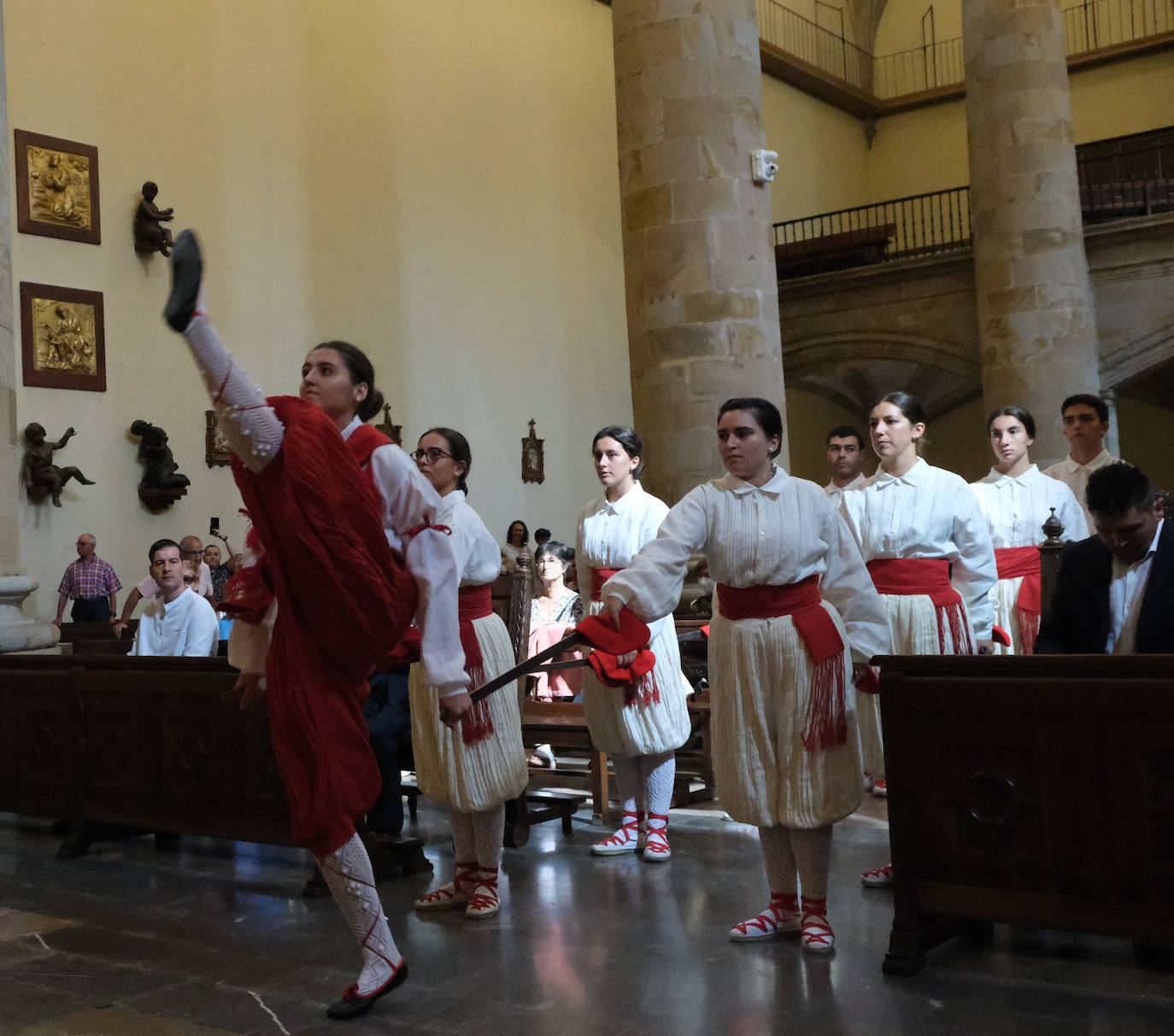 Tributo de espadas a la Virgen en Zumarraga