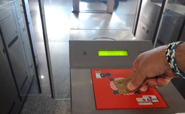 El Cercanías de San Sebastián estrena el pago directo con tarjeta en los tornos para viajes simples