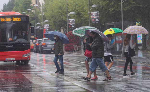«Está todo el almacén lleno de tierra y arena. Ha salido el río por el suelo»