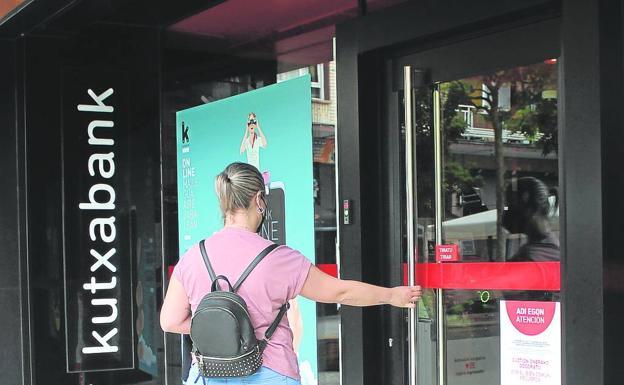 La subida de tipos permite a los bancos vascos poner fin a los ajustes de plantilla