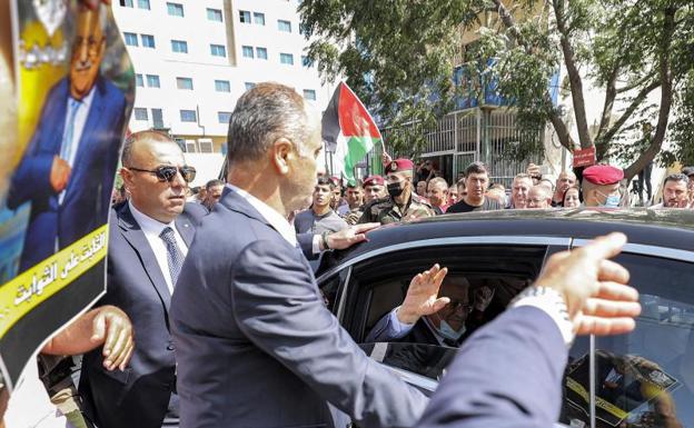Palestinians welcome Mahmoud Abbas upon his arrival in Ramallah on Thursday.