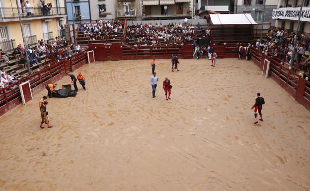 Cuatro toros y dos torerillos contra las nubes