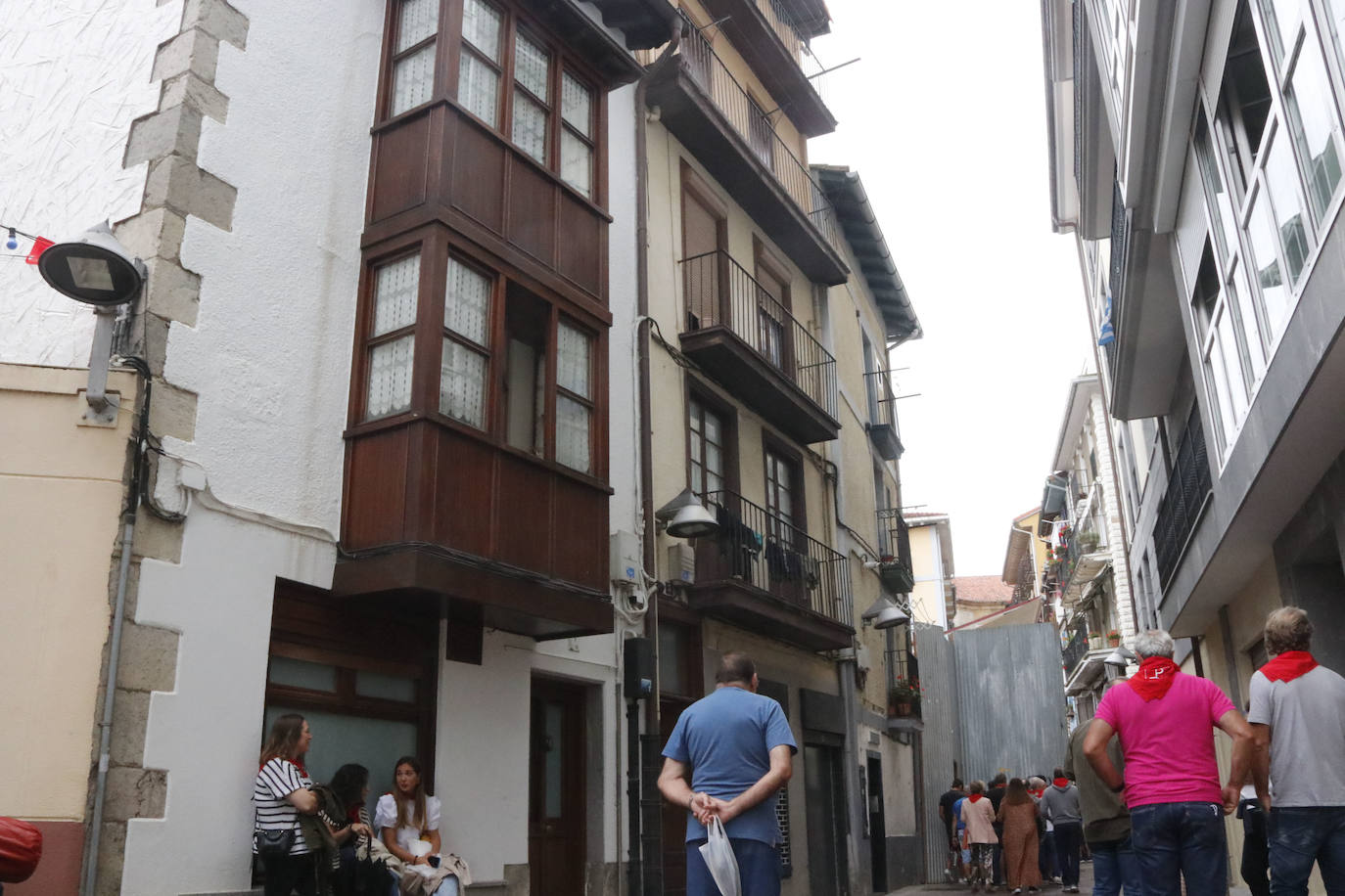 Cuatro toros y dos torerillos contra las nubes en Deba