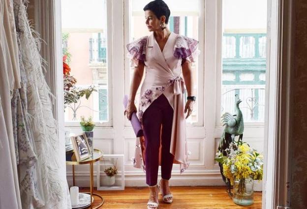 Lucía, la mujer de Iñigo Urkullu, posa con el diseño que llevó a la boda de su hija