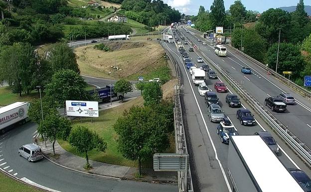 Hasta 9 kilómetros de colas en la muga durante horas y nuevo colapso de tráfico en Irun
