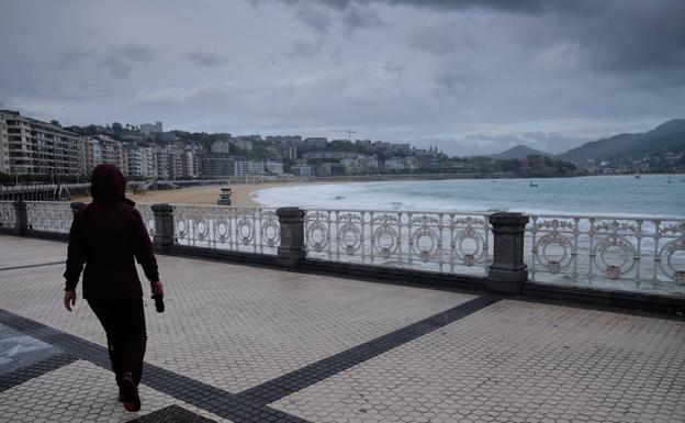 La llegada de la lluvia rebaja la temperatura del mar en San Sebastián a los 23 grados