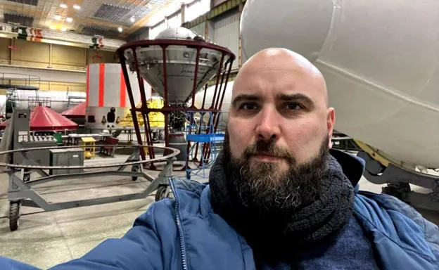 Photograph of Pablo González during a visit to a factory in the town of Dnipor in eastern Ukraine on February 2, 2022. 