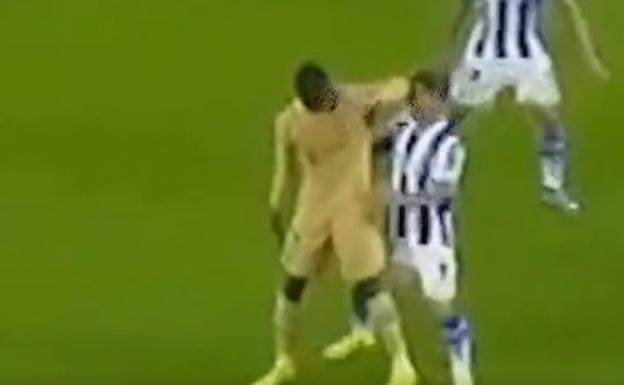 ¿Tuvo que ser expulsado Dembélé por su codazo a Aihen?