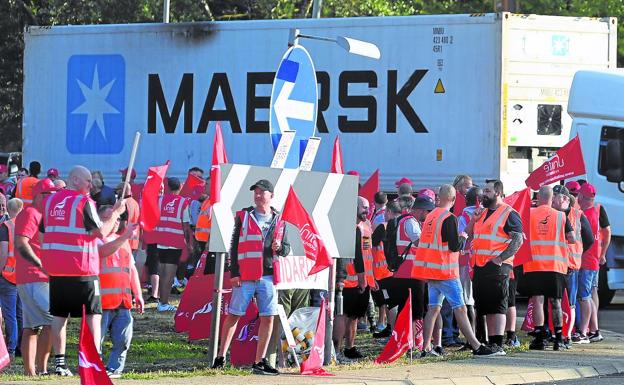 A group of pickets block the entrance to the container area of ​​the Port of Felixstowe.