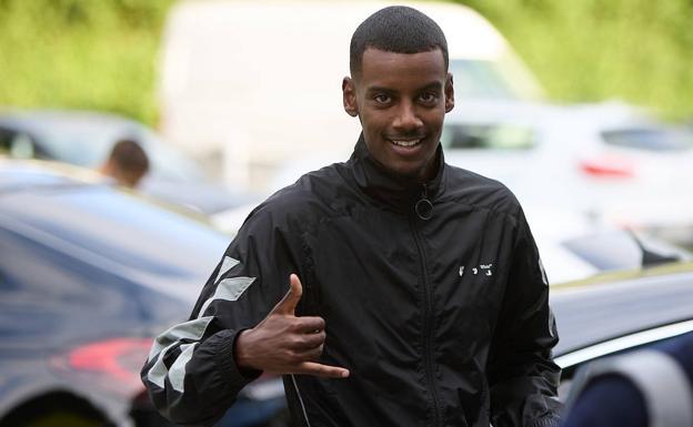 Isak llega a Newcastle para cerrar todos los detalles de su fichaje
