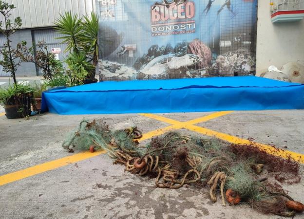 Buceo Donosti retiró ayer una red fantasma de las cercanías de la cala Illurgita