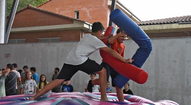 Haurrek ederki pasa zuten jolasean haien egunean